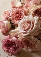 ai généré une bouquet de rose des roses arrangé sur une table photo