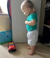 Beau petit garçon avec un photographe de pose de visage d'enfant photo