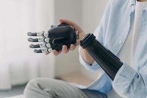 fermer de une en pointe bionique main tenue par une personne, mettant en valeur le dernier dans prothétique La technologie photo
