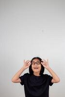 jolie petite fille d'âge préscolaire isolée sur fond de studio gris porter des lunettes regarder la caméra, petit enfant essayer des lunettes chez les opticiens, concept de traitement de correction de la vue des enfants photo