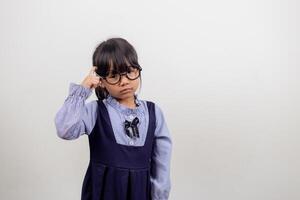 drôle d'enfant asiatique fille portant des lunettes sur fond blanc photo