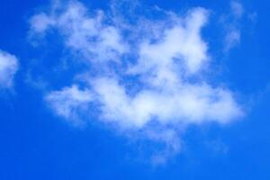 bleu ciel et été blanc des nuages Contexte. photo