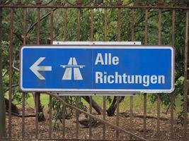 alle richtungen signifiant toutes les directions signe photo