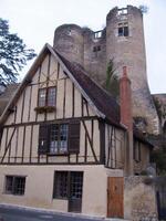 une marron maison avec une noir toit photo