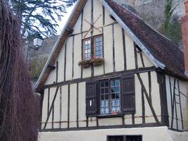 une bâtiment avec une fenêtre photo