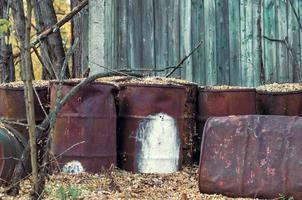 Pripyat, ukraine, 2021 - vieux tonneaux en métal à Tchernobyl photo