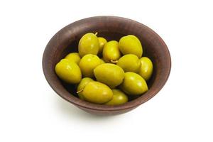 olives dans un bol en céramique marron isolated on white photo