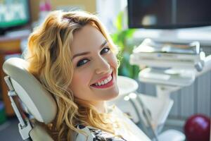 ai généré une souriant blond femme dans une dentiste chaise photo