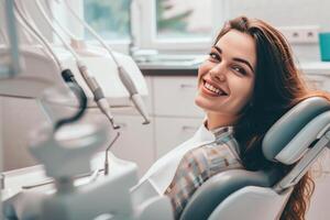 ai généré une souriant femme est séance vers le bas à une dentiste chaise, photo