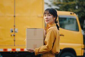ai généré une femme en portant une boîte dans de face de une livraison un camion photo