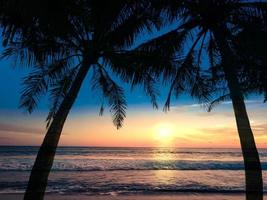 paysage de lever de soleil sur la plage. photo