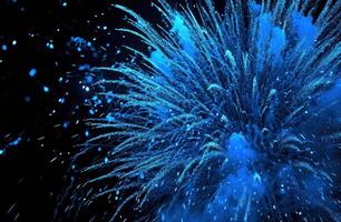 ai généré bleu feu d'artifice explosion sur noir Contexte photo