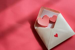 ai généré un enveloppe contenant une couple cœur en forme de papier photo