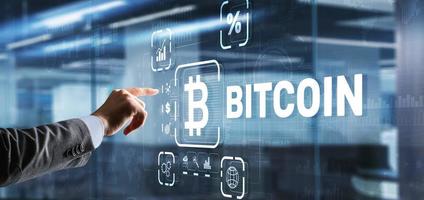 bouton bitcoin touchant la main. concept de technologie d'entreprise moderne. bitcoin, ethereum photo