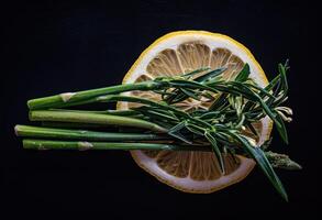 ai généré une citron tranche avec une bouquet de asperges sur une noir Contexte photo