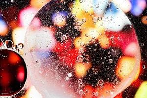 motif abstrait rouge et jaune fait avec des bulles d'huile sur l'eau photo