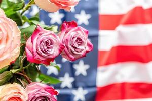roses sur la vue de dessus du drapeau américain. jour de l'indépendance et jour commémoratif des états-unis