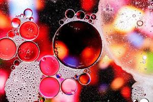 motif abstrait rose et violet fait avec des bulles d'huile sur l'eau photo