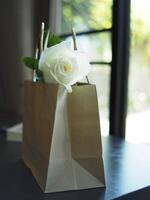 blanc Rose sur table livre et brouiller Contexte Rose cadeau photo
