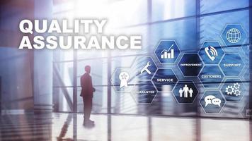 le concept d'assurance qualité et l'impact sur les entreprises. Contrôle de qualité. garantie de service. technique mixte photo