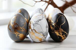 ai généré quatre noir et blanc Pâques des œufs sur une blanc marbre, photo