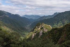 montagnes, rochers et forêts par une journée ensoleillée photo