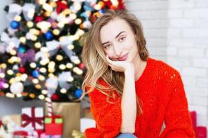 Portrait femme souriante sur l'arrière-plan de l'intérieur de Noël.nouvel an concept.focus sélectif.arbre de Noël et guirlandes photo