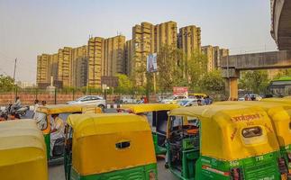 new delhi delhi inde 2018 - gros trafic tuk tuks bus personnes new-delhi delhi inde. photo