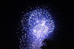 feux d'artifice de couleur bleue sur le fond du ciel nocturne photo