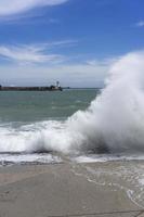 paysage marin avec des vagues et une vue sur le phare. yalta, crimée photo