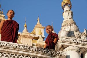 Portrait de groupe de moine novice asiatique debout au monastère photo