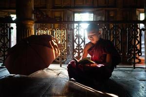 livre de lecture de jeune moine novice asiatique dans un monastère photo