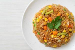 riz frit aux pois verts, carottes et maïs photo