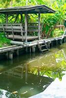 pavillon en bois au bord du canal photo