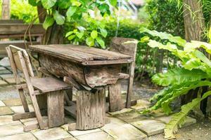 décoration de table vide dans le jardin photo