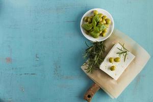 fond bleu olives fromage herbe aromatique photo
