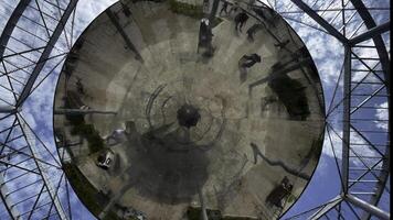 une grand miroir à le Haut. agrafe. le miroir à le Haut spectacles gens en marchant dans le parc et le bleu ciel. photo