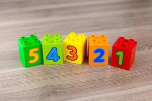 nombres sur les dés de 1 à 5. apprendre à compter et les mathématiques