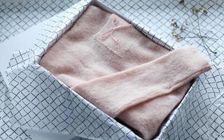 les choses textiles sont tricotées, le coton plié selon la méthode du konmari. ordre de concept, confort, gros plan
