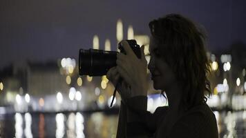 Jeune jolie femme photographe. action.a professionnel caméra dans le mains de une Maître photographe qui pousse dans différent des endroits de le ville dans le soir et dans le après-midi. photo