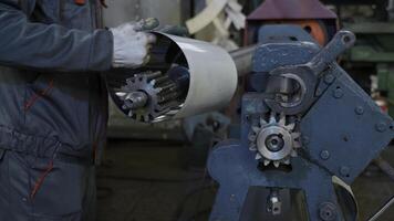 métal roulant machine travail dans industriel atelier. créatif. ouvrier à une usine par une métal roulant machine pliant une acier feuille. photo