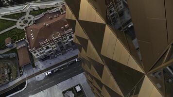 aérien Haut vers le bas vue de bronze gratte-ciel ou Bureau bâtiment. Stock images. été paysage urbain. photo