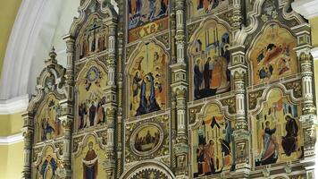 Russie - Moscou, 25 Mars 2020. placement de Icônes sur le mur de le orthodoxe temple, religion et Foi concept. Stock images. intérieur de le église, mur décoré par sacré Icônes. photo