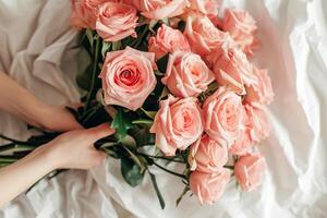 ai généré une femme en portant une bouquet de roses.ai génératif photo