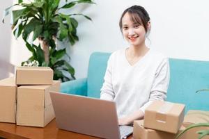 portrait de femme asiatique à la maison et affaires en ligne photo