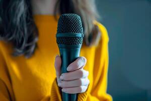 ai généré femme journaliste avec une microphone à travail. ai généré, Humain renforcée photo