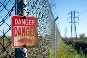 ai généré danger avertissement haute Tension électrique ligne .ai génératif photo