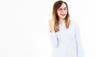 femme d'affaires heureux sourire blanc debout sur fond blanc. concept de réussite photo