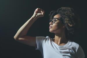 ai généré portrait de afro américain femme avec élevé poing, fille Puissance photo