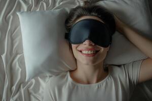 ai généré magnifique Jeune femme dans sommeil masque mensonge dans lit à maison. photo